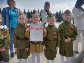 24 апреля воспитанники нашего детского сада с честью выступили на традиционном районном смотре строя и песни, приуроченном к знаменательной дате — 80-летию Великой Победы. 24 апреля воспитанники нашего детского сада с честью выступили на традиционном районном смотре строя и песни, приуроченном к знаменательной дате — 80-летию Великой Победы.